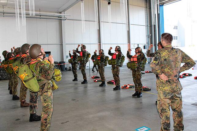 Bild 9: Bilder von der Übung der Fallschirmspringer der Bundeswehr bei Bodman-Ludwigshafen