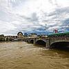 Der Rhein hat nach starken Regenfällen in den letzten Tagen bei der Mittleren-Brücke bei der Basel-Rheinhalle einen Pegelstand von ...
