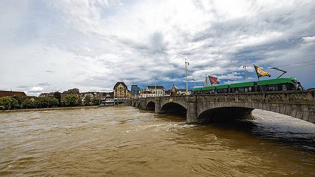 Der Rhein hat nach starken Regenfällen in den letzten Tagen bei der Mittleren-Brücke bei der Basel-Rheinhalle einen Pegelstand von ...