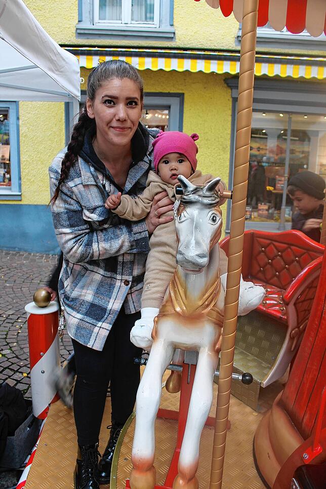 Ein Mini-Kinderkaroussell macht es möglich: Die acht Monate alte Flavia hat einen Riesenspaß bei ihrer ersten Runde überhaupt zusammen ...