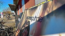 Hat ausgedient: Das alte Plakat der Expressguthalle in Schwenningen macht Platz für einen Neuanfang.