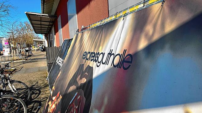 Hat ausgedient: Das alte Plakat der Expressguthalle in Schwenningen macht Platz für einen Neuanfang.