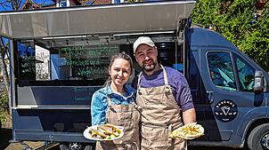 Guten Appetit. Aleksanders Jenikejevs, genannt Sascha, und seine Frau Natalja Jenikejeva vor dem Food Truck. Das Ehepaar stammt aus ...