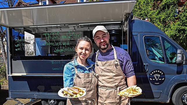 Guten Appetit. Aleksanders Jenikejevs, genannt Sascha, und seine Frau Natalja Jenikejeva vor dem Food Truck. Das Ehepaar stammt aus ...