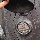 Unter dem Deckel steht die Antwort. 19 Räuberzinken sind um den Stamm verteilt.
