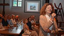 Birgit Rückert präsentiert im Küfereimuseum von Schloss Salem den dritten Band ihrer Klosterkrimi-Saga.