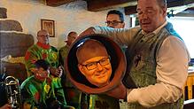 Der Narr und sein Feindbild: Michael Jehle bei der Verhandlung gegen Bürgermeister Alexander Guhl mit einem Beweisstück.