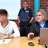 Der Angeklagte und sein Verteidiger Martin Stirnweiß vor der Verhandlung im großen Sitzungssaal des Landgerichts Konstanz.