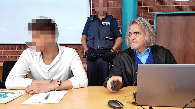 Der Angeklagte und sein Verteidiger Martin Stirnweiß vor der Verhandlung im großen Sitzungssaal des Landgerichts Konstanz.