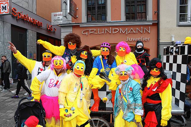 Bild 28: Närrisches Treiben beim Narrenmarkt 2024 in Konstanz
