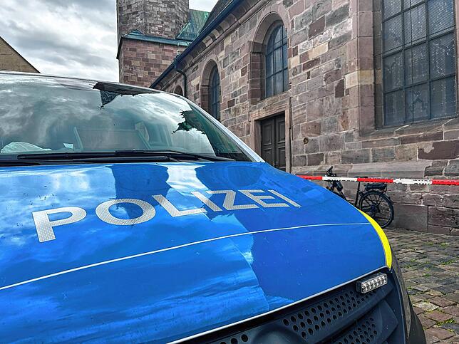 Die Polizei ist mit mehreren Fahrzeugen vor Ort.