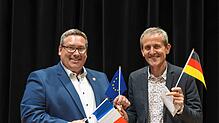 Sie können mehr als Fähnchen schwenken – in ihren Jubiläumsreden dachten die beiden Bürgermeister Patrick Krauss und Nicola Mercat über ...
