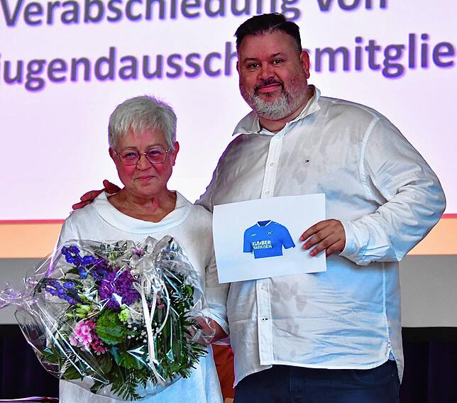 Abschied mit Blumen und Applaus: Nach 22 Jahren verlässt Verena Bastian (FC Wittlingen) den Bezirksjugendausschuss. Das nagelneue ...