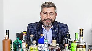 Arthur Nägele kennt die Welt der Spirituosen wie kaum ein anderer. Beim Markdorf Spirits können Besucher gemeinsam mit ihm Whisky probieren.