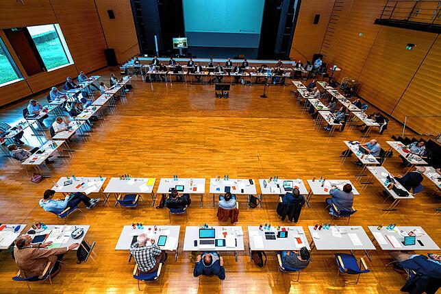Maximaler Abstand im Gemeinderat aufgrund der Corona-Bedingungen in der neuen Tonhalle. In der Ratsitzung am Mittwoch wurde klar: Die ...