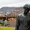 Eine trauernde Figur auf einem Grab des Stockacher Loreto-Friedhofs.