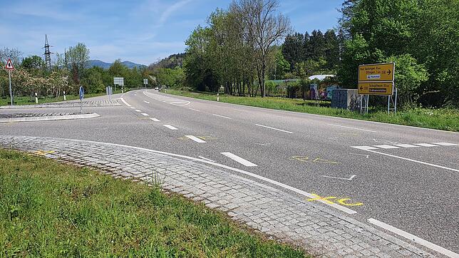 Einmündung der Öflinger Straße auf die Bundesstraße im Wehrer Süden. Nach einem schweren Unfall am 3. Mai 2023 sind einen Tag später ...