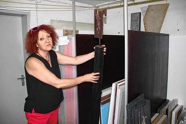 Kerstin Simon ermöglicht einen Blick in den Keller der Artothek. Hier lagert ein Teil der städtischen Kunstsammlung.