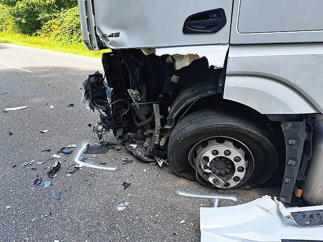 Vorne links krachte der Pkw in den Laster und beschädigte ihn schwer. Der Pkw-Fahrer wurde schwer verletzt