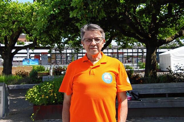 Hans-Jürgen Chmielewski hat die Stadtverschönerer Radolfzell ins Leben gerufen. Mittlerweile weisen eigene T-Shirts mit Logo die ...