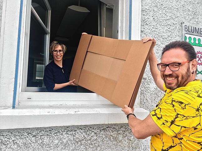 Alexandra Bouillon von „Südbaar handelt“ gibt am Blumberger Rathaus kostenloses Verpackungsmaterial an Händler aus. Das ...