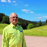 Peter Meixner, Wanderwart des Schwarzwaldvereins, steht auf dem Parkplatz beim Gasthaus „Staude“. Hinter ihm tut sich ein ...