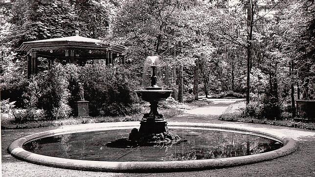 Wie eine alte Postkarte zeigt, gab es früher im Stadtgarten einen wunderschönen Springbrunnen und einen Musikpavillon. Lang, lang ist es ...