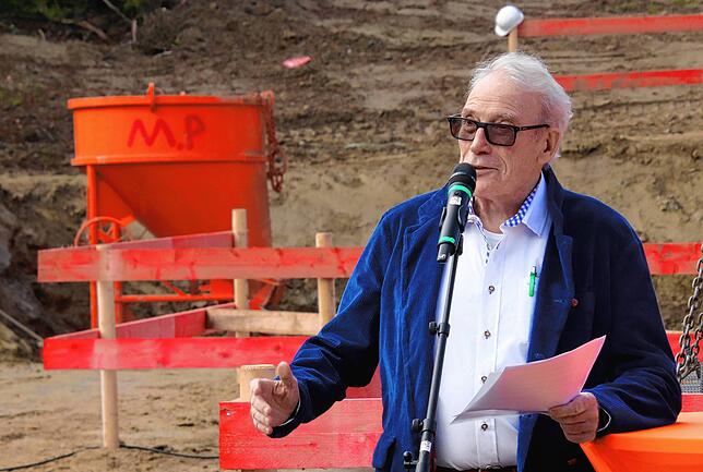 Grundsteinlegung: Martin Braun, 77-jähriger Mediziner, beginnt mit dem Bau einer millionenschweren Laserklinik.