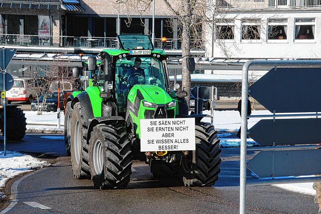 Bild 12: Bauern protestieren gegen Sparpläne: Bilder vom Traktorkorso zur Brauerei Rothaus