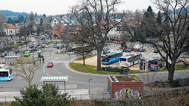 Auf dem Busparkplatz an der Schlachthausstraße beginnt das Baufenster für das geplante Hotel, das die Stadt einem Betreiber in Erbpacht ...