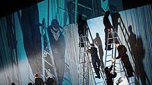 Schauspieler üben sich im Malen: Szene aus „Also sprach Zarathustra“.