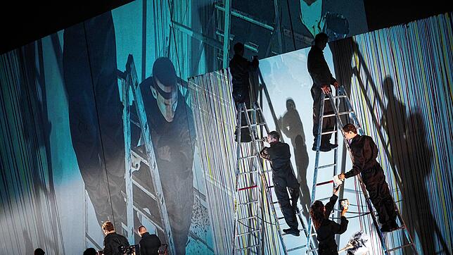 Schauspieler üben sich im Malen: Szene aus „Also sprach Zarathustra“.