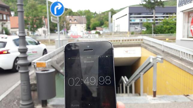 Bild 10: Wie viel Zeit Fußgänger für die beiden Umleitungen wegen der Sperrung der Kolpingbrücke einrechnen müssen