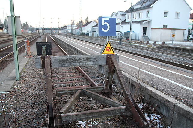 ...und Gleis 5 werden schmaler. Die Bahnsteigkanten werden auf die Minimalbreite von 2,50 Meter verkleinert.