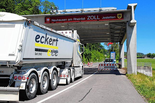 Auch Lastwagen dürfen die Zollstelle von Jestetten nach Neuhausen am Rheinfall passieren &ndash; auch in umgekehrter Richtung.