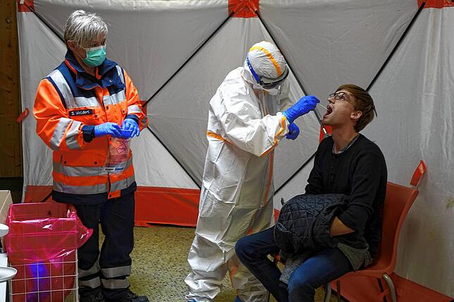 Gemeinsam mit dem Ärzteteam aus dem Medizinischen Versorgungszentrum führt die Mariaberger Rettungsgruppe auch die Corona-Testungen durch.