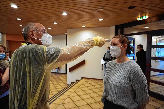 Gleich zu Beginn des Schnelltests in Küssaberg wurde von Walter Probst Fieber gemessen. Hier bei Pia Vetter, Mitarbeiterin der ...