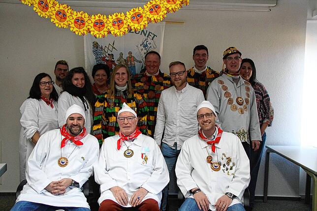 Die Narren besuchten auch die Gewerbebetriebe am Schmutzigen Donnerstag. Im Bild die Zwirnerei an der Wutach. Vorne von links: Marcel ...