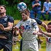 Stark verteidigt: Kapitän Nico Ködel (Mitte) steigt gegen Julian Hesse (links) vom FC Wolfenweiler-Schallstadt zum Kopfball hoch. Rechts ...