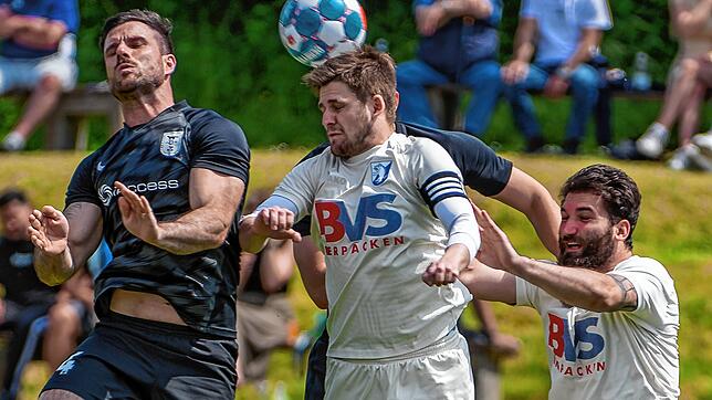 Stark verteidigt: Kapitän Nico Ködel (Mitte) steigt gegen Julian Hesse (links) vom FC Wolfenweiler-Schallstadt zum Kopfball hoch. Rechts ...