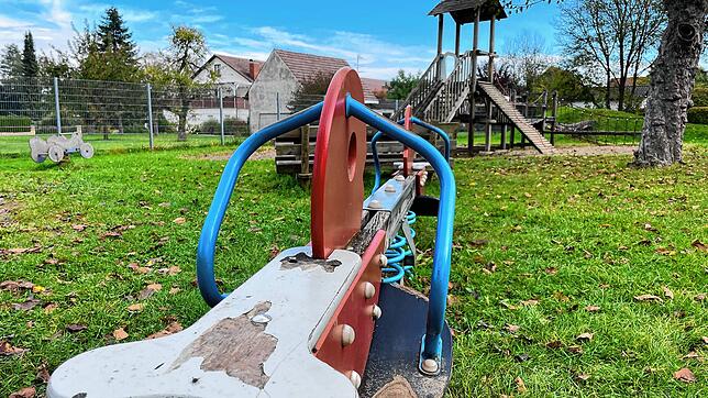 Die Spielgeräte auf dem Spielplatz &bdquo;Auf der Kellerbreiten&ldquo; in Bohlingen haben wahrlich schon bessere Zeiten erlebt. Im ...