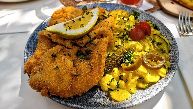 Das Schweineschnitzel ist super-kross, der Kartoffel-Gurken-Salat schön schlonzig.