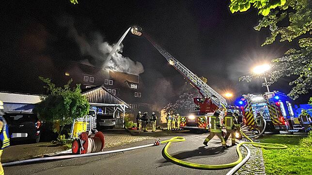 Die Feuerwehrleute bekämpften die Flammen auch von der Drehleiter aus.