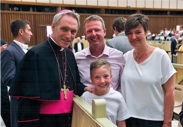 Erzbischof Georg Gänswein (links) hat die Audienz und das Gespräch mit Papst Franziskus für Familie Welte möglich gemacht.