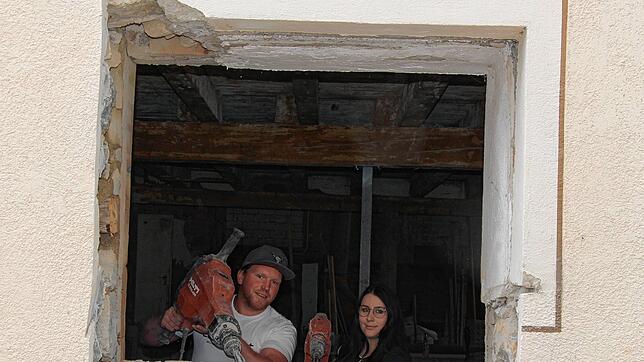 Auch auf der Baustelle des Hofladens packt das Ehepaar Lars und Jenny Hogg gemeinsam an. Lars Hogg ist gelernter Metzger und schlachtet ...