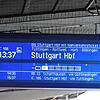Die Anzeige im Bahnhof Singen kündigt einen Intercity-Zug nach Stuttgart an: Ab Ende Oktober werden diese Züge für mehr als zwei Wochen ...