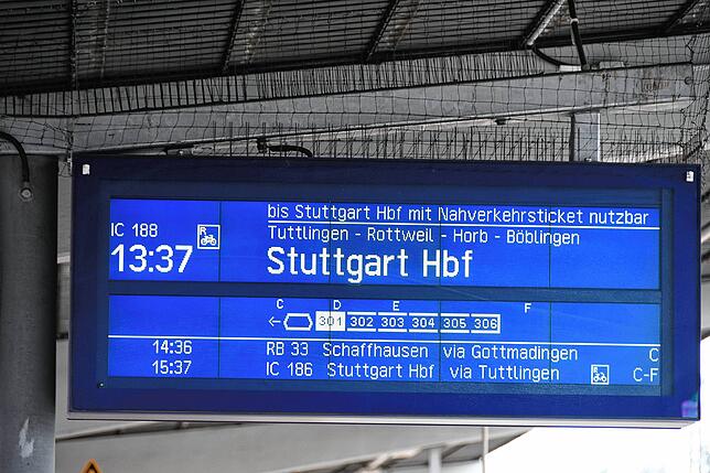 Die Anzeige im Bahnhof Singen kündigt einen Intercity-Zug nach Stuttgart an: Ab Ende Oktober werden diese Züge für mehr als zwei Wochen ...