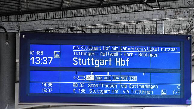 Die Anzeige im Bahnhof Singen kündigt einen Intercity-Zug nach Stuttgart an: Ab Ende Oktober werden diese Züge für mehr als zwei Wochen ...
