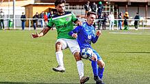 Rexhaj Dai (FC Furtwangen, links) und Bell Felix (FV Möhringen) im Zweikampf um den Ball. Keiner der beiden hat hier die Nase vorn, und ...