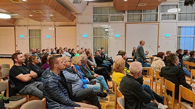 Erich Greinacher (am Mikrofon), Ortsvorsteher von Mottschieß, nutzt die Gelegenheit, sich nach der Präsentation zu äußern.